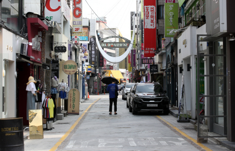 지난 27일 사회적 거리두기 조치로 한산해진 광주 동구 충장로의 모습./연합뉴스