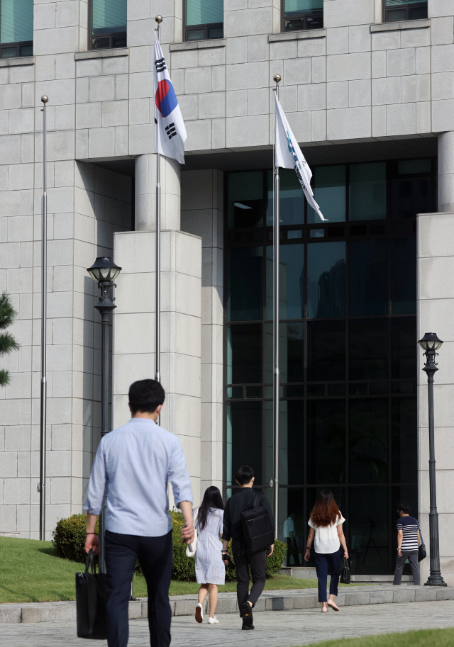 28일 서울 서초구 대검찰청에서 직원들이 출근하고 있다. /연합뉴스