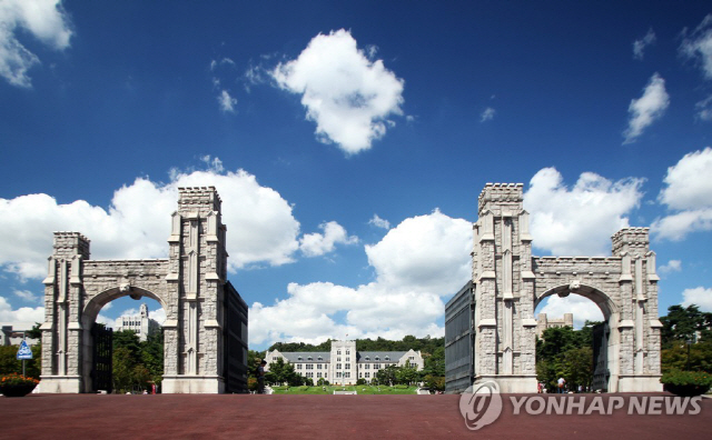 고려대 정문 및 본관 전경./연합뉴스