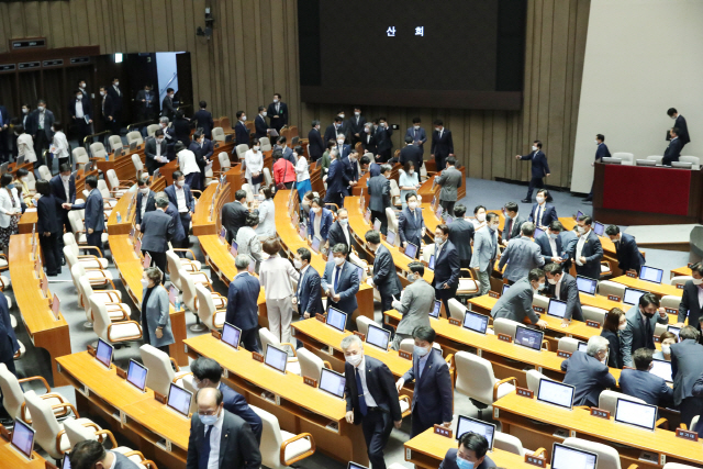 3일 오후 국회 본회의에서 3차 추가경정예산안이 통과된 뒤 더불어민주당 의원들이 인사하며 본회의장을 나서고 있다. /연합뉴스