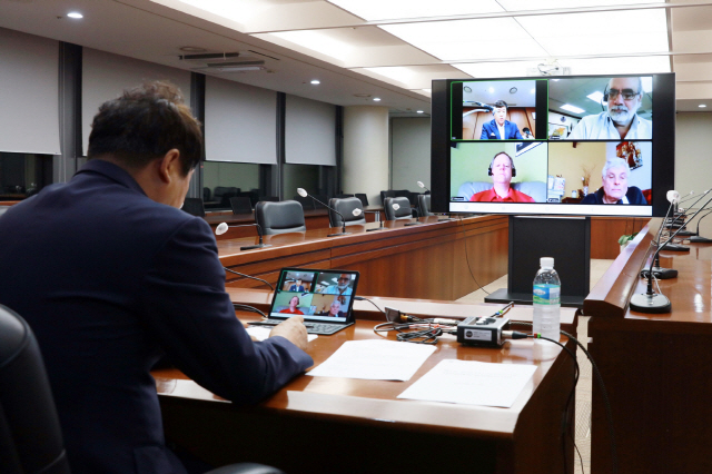 김윤식 신협중앙회장이 지난 27일 대전 신협중앙회관에서 열린 세계신협협의회(WOCCU) 코로나19 대응위원회에서 화상으로 코로나19 대응방안 등에 논의하고 있다. /사진제공=신협중앙회