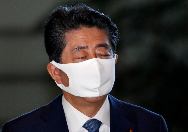 지병 악화로 결국 사의를 표명한 아베 신조 일본 총리가 28일 도쿄 총리관저에 들어서고 있다. 역대 최장수 일본 총리라는 기록에도 불구하고 아베노믹스를 마무리 짓지 못한 채 물러나는 그의 눈가에 살짝 눈물이 비친다. /로이터연합뉴스