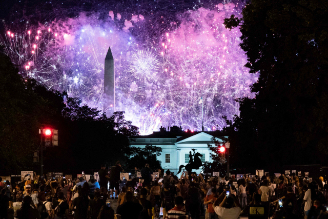 27일(현지시간) 백악관에서 도널드 트럼프 미국 대통령의 후보 수락 연설을 기념하는 대규모 불꽃놀이가 열리고 있다./AFP연합뉴스