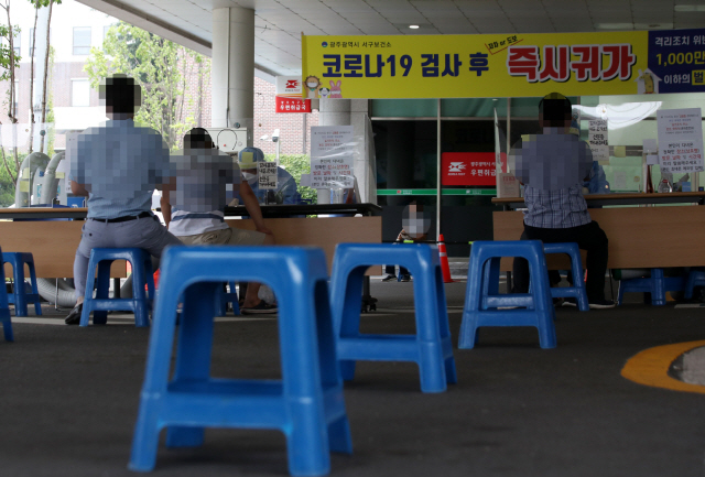 26일 오후 광주 서구청에 마련된 코로나19 선별진료소에서 시민들이 신종 코로나바이러스 감염증 검사를 받기 위해 접수하고 있다. /연합뉴스