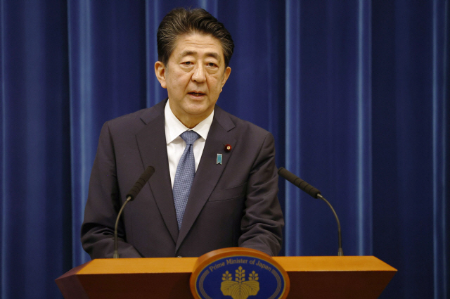 아베 신조(安倍晋三) 일본 총리가 28일 오후 총리관저에서 열린 기자회견에서 사의를 공식 표명했다./연합뉴스