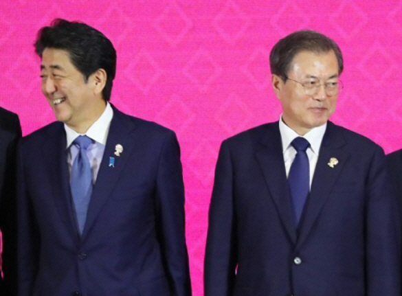 문재인 대통령과 아베 신조 일본 총리. /연합뉴스