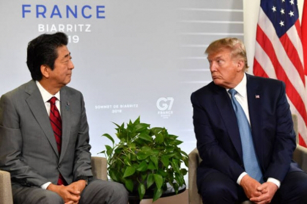 지난해 프랑스에서 열린 G7 정상회의 도중 아베 신조 일본 총리와 도널드 트럼프 미국 대통령이 회담을 하고 있다./연합뉴스