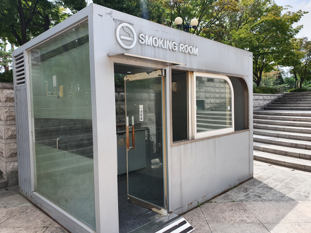 28일 서울 성북구의 한 흡연부스 문이 열려 있는 모습./심기문기자
