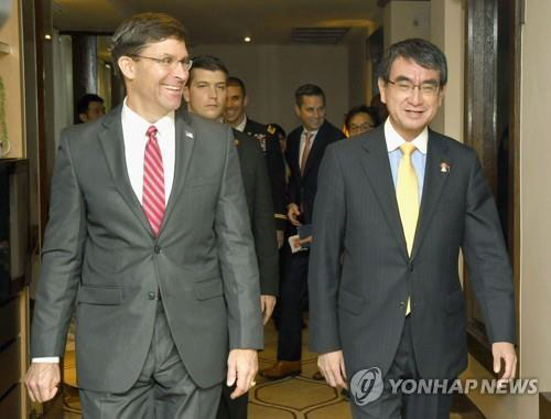 마크 에스퍼(왼쪽) 미 국방부 장관과 고노 다로 일본 방위상./교도연합뉴스