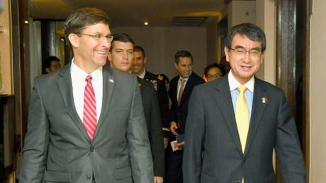 마크 에스퍼(왼쪽) 미국 국방장관과 고노 다로 일본 방위상./교도=연합뉴스