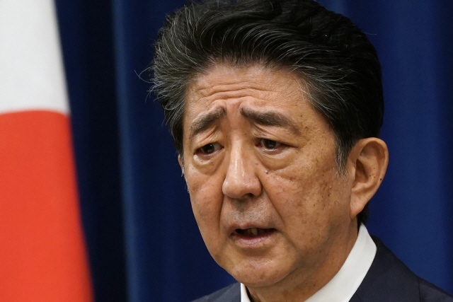 아베 신조 일본 총리가 28일 도쿄 총리관저에서 기자회견을 열고 자신의 사임 의사를 밝히고 있다./AP연합뉴스