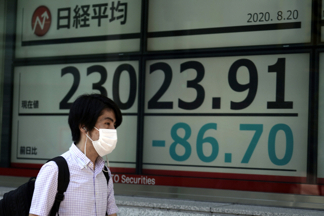 20일 일본 도쿄에서 마스크를 쓴 남성이 걷고 있다./AP연합뉴스