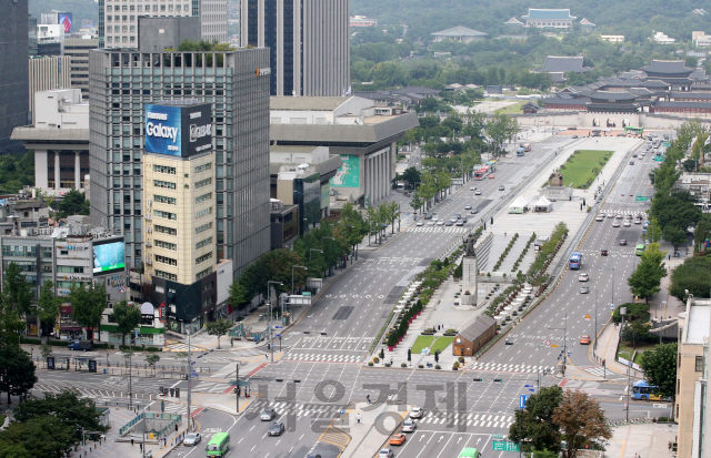 신종 코로나바이러스 감염증(코로나19) 재확산 여파로 수도권에 ‘사회적 거리두기’ 2.5단계가 시작된 30일 서울 광화문 도심이 한산한 모습을 보이고 있다./권욱기자 2020.8.30