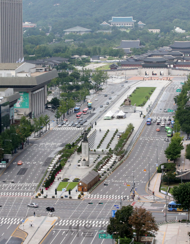 신종 코로나바이러스 감염증(코로나19) 재확산 여파로 수도권에 ‘사회적 거리두기’ 2.5단계가 시작된 30일 서울 광화문 도심이 한산한 모습을 보이고 있다./권욱기자 2020.8.30