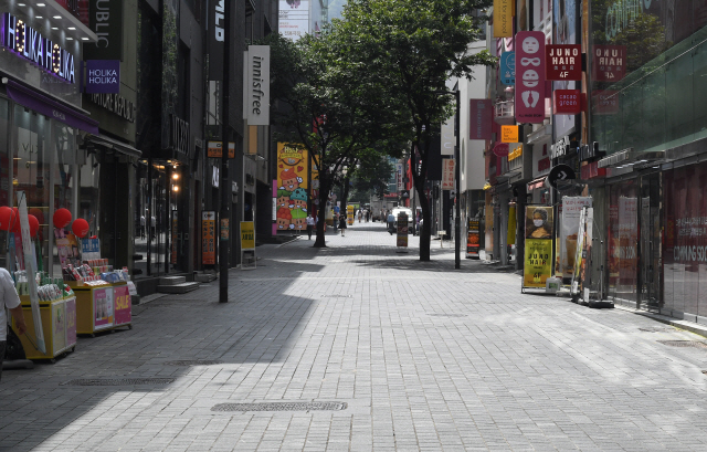 코로나19의 재확산으로 최근 서울 중구 명동거리가 매우 한산한 모습을 보이고 있다./서울경제DB