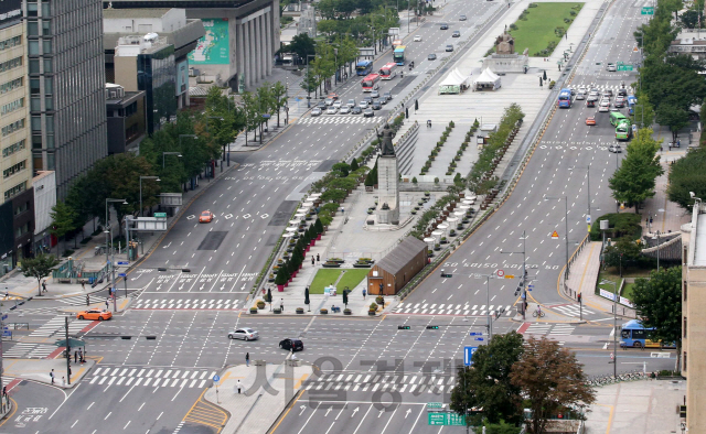 신종 코로나바이러스 감염증(코로나19) 재확산 여파로 수도권에 ‘사회적 거리두기’ 2.5단계가 시작된 30일 서울 광화문 도심이 한산한 모습을 보이고 있다./권욱기자 2020.8.30