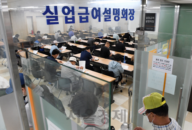 서울 중구 고용복지플러스센터에서 실업급여 신청자들이 설명회장으로 들어가고 있다./권욱기자