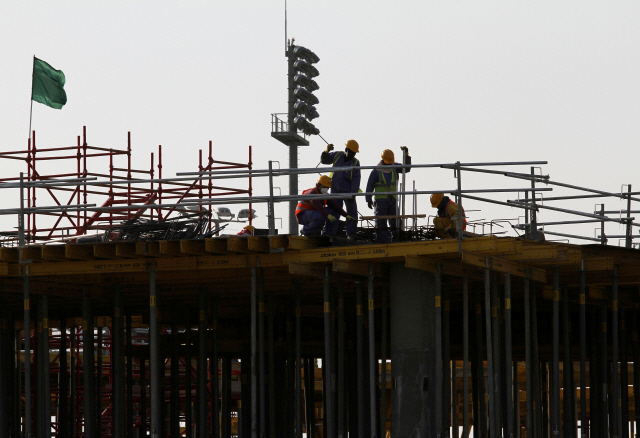 지난 3월 16일(현지시간) 외국인 노동자들이 카타르 도하의 한 건설 현장에서 일하고 있다./로이터연합뉴스