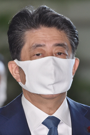 전격 사임을 표명한 아베 신조 일본 총리. /AFP연합뉴스
