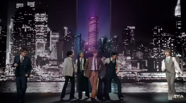 방탄소년단이 30일(현지시각) 생중계된 ‘2020 MTV 비디오 뮤직 어워즈’에서 ‘Dynamite’ 무대를 공개했다. / 사진=MTV 영상 캡처