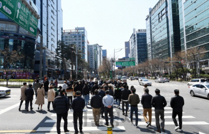 서울 구로디지털단지에서 직장들이 횡단보도를 건너고 있다./권욱기자
