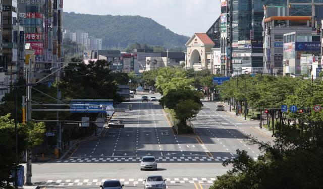 30일 오전 광주 서구 상무지구 대로가 주말인데도 한산하다. 광주시는 코로나19 지역사회 감염이 확산하자 3단계에 준하는 사회적 거리 두기 강화 조처를 내렸다./광주=연합뉴스