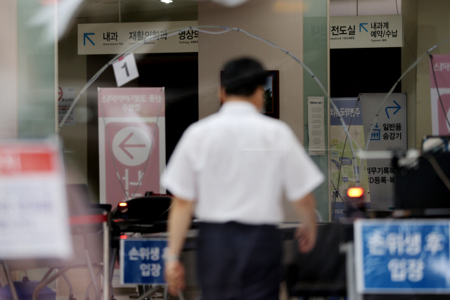 30일 오전 서울 종로구 서울대학교병원에서 병원 관계자가 이동하고 있다. /연합뉴스