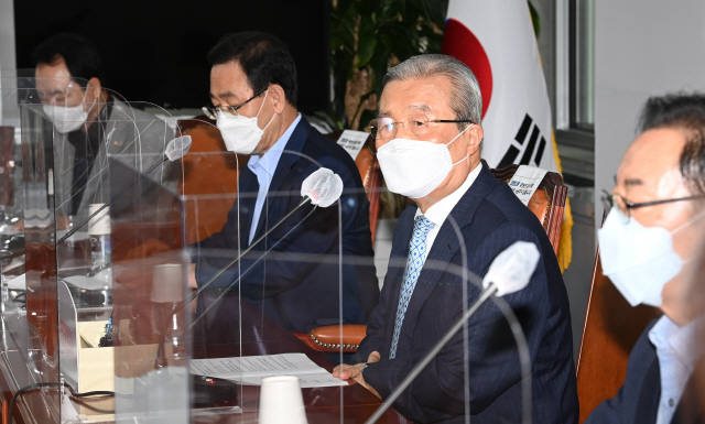 김종인(오른쪽 두번째) 미래통합당 비상대책위원장이 31일 국회에서 열린 비상대책위원회의에서 발언하고 있다. /연합뉴스
