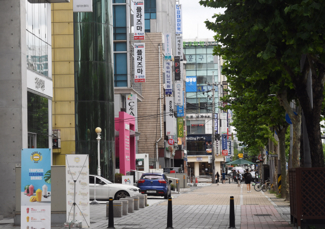 수도권 방역조치 강화로 학원·독서실 등의 집합금지명령이 발동된 31일 서울 강남구 대치동 학원 밀집가가 한산한 모습을 보이고 있다. 이날 0시부터 오는 9월6일 자정까지 시행되는 이번 조치는 300인 미만 학원 및 독서실·스터디카페 등에 적용된다./오승현기자