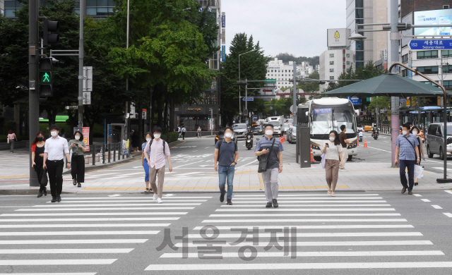 수도권에서 강화된 방역 조치인 '사회적 거리 두기 2.5단계' 시행 후 첫 월요일인 31일 서울 광화문 인근 출근시간 도로가 한산한 모습을 보이고 있다./권욱기자