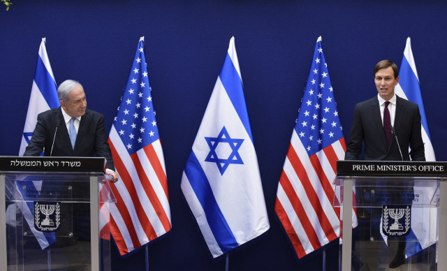 30일(현지시간) 예루살렘에서 만난 베냐민 네타냐후(왼쪽) 이스라엘 총리와 재러드 쿠슈너 미 백악관 선임보좌관이 공동 기자회견을 진행하고 있다. 이날 네타냐후 총리는 외교 정상화를 위해 다른 아랍 및 이슬람 지도자들과 논의하고 있다고 밝혔다. /AP연합뉴스