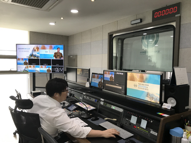 사이버한국외국어 대학교에서 온라인 강의 녹화 작업을 하고 있다. /김창영기자