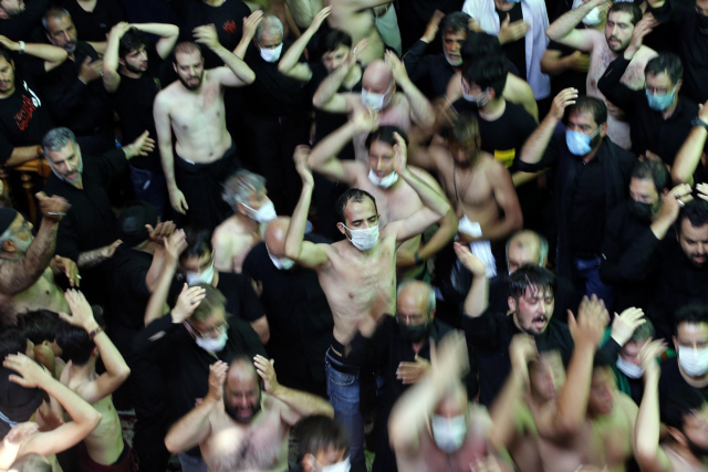 epa08635411 Iranian and Iraqi Shiite Muslims some wearing face masks mourn during the Ashura ceremonies at the Kerbala mosque in Tehran, Iran, 30 August 2020. Shiite Muslims are observing the month of Muharram, the climax of which is the Ashura festival that commemorates the martyrdom of Imam Hussein, a grandson of the Prophet Mohammed, in the Iraqi city of Karbala in the seventh century.  EPA/ABEDIN TAHERKENAREH        <저작권자(c) 연합뉴스, 무단 전재-재배포 금지>