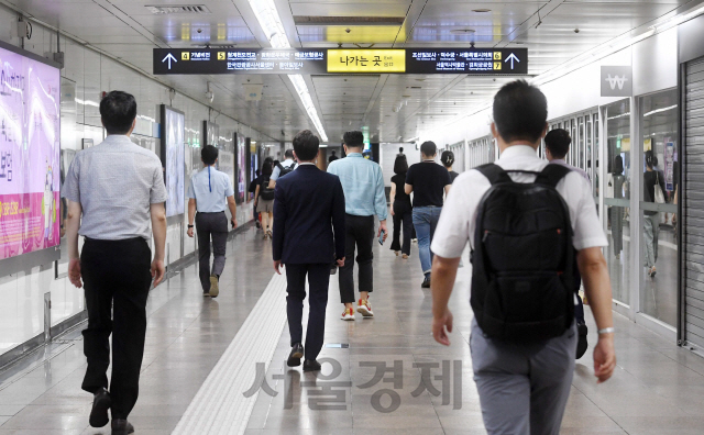 수도권에서 강화된 방역 조치인 '사회적 거리 두기 2.5단계' 시행 후 첫 월요일인 31일 서울 광화문역에서 시민들이 출근길을 재촉하고 있다./권욱기자 2020.8.31