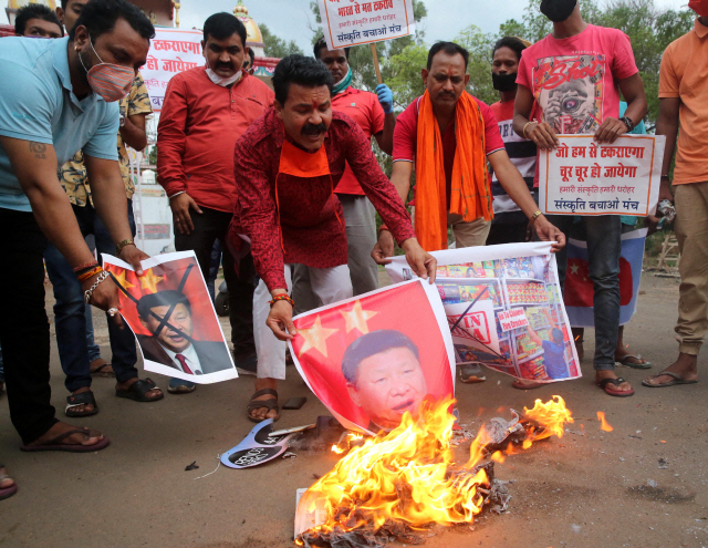 지난 6월 16일(현지시간) 인도 보팔에서 시위대가 중국과의 국경충돌로 인도 군인들이 사망한 사건에 항의하며 시진핑 중국 국가주석의 사진을 불태우고 있다. /EPA연합뉴스