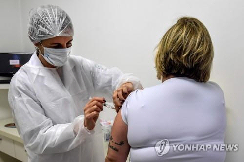 아스트라제네카의 코로나19 백신을 접종받고 있는 임상시험 지원자./AFP연합뉴스