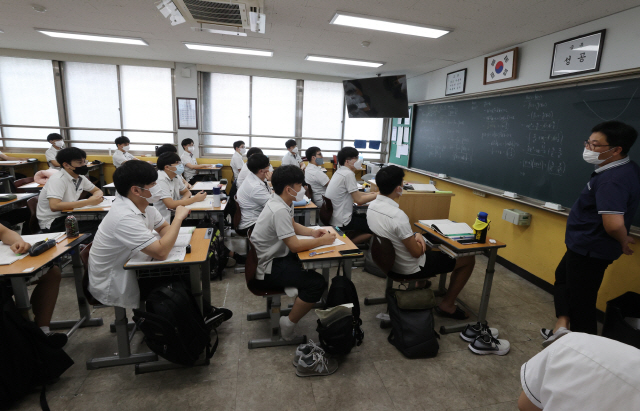 지난달 26일 서울 송파구 보인고등학교 3학년 교실에서 학생들이 수업을 듣고 있다. /연합뉴스