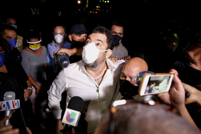 31일(현지시간) 후안 과이도 베네수엘라 국회의장의 최측근인 로베르트 마레로(가운데)가 사면된 뒤 취재진 앞에서 발언하고 있다./로이터연합뉴스