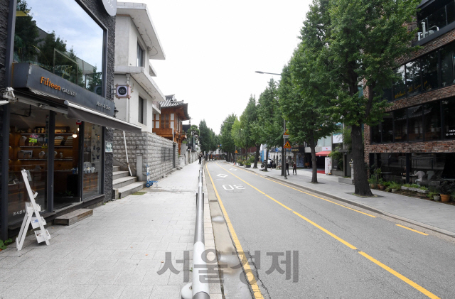 수도권의 ‘사회적 거리두기 2.5단계’가 계속된 1일 서울 삼청동 거리가 점심시간임에도 눈에 띄게 한산한 모습을 보이고 있다./권욱기자 2020.9.1