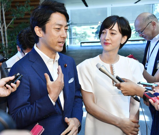 고이즈미 신지로(왼쪽) 환경상과 그의 아내인 아나운서 다키가와 크리스텔./교도연합뉴스