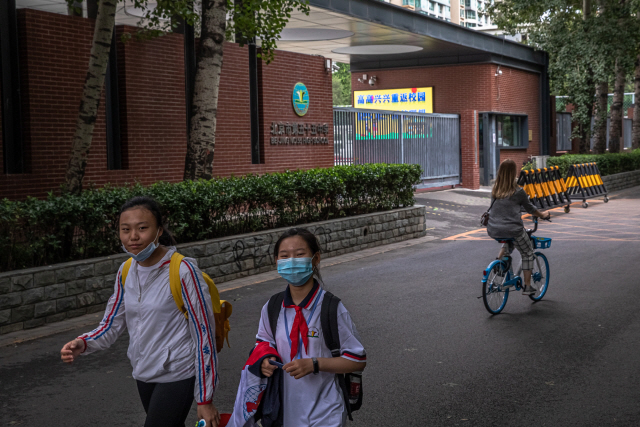 지난달 31일(현지시간) 중국 베이징에서 수업을 마친 학생들이 마스크를 쓴 채 걸어가고 있다. /EPA연합뉴스