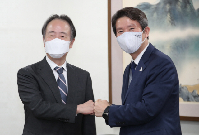 이인영(오른쪽) 통일부 장관과 도미타 고지 주한 일본대사. /연합뉴스