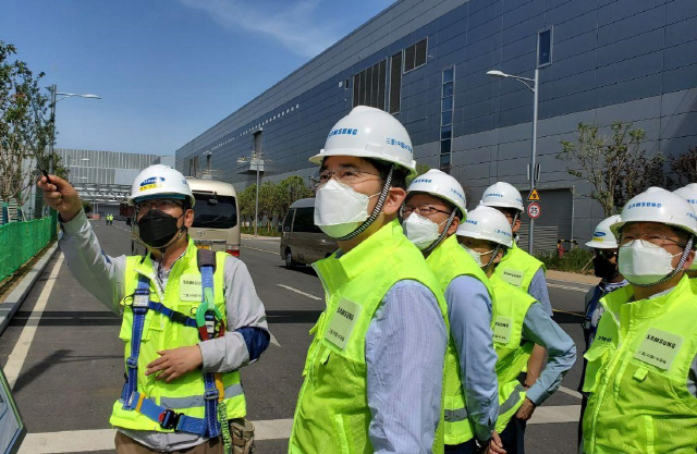 이재용(왼쪽 두번째) 삼성전자 부회장이 지난 5월 중국 산시성 시안 반도체사업장을 찾아 현장을 살펴보고 있다. /사진제공=삼성전자