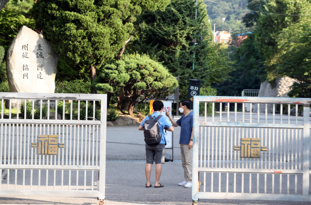 지난달 26일 오전 서울 종로구 경복고등학교로 고3 학생들이 등교하고 있다. /연합뉴스