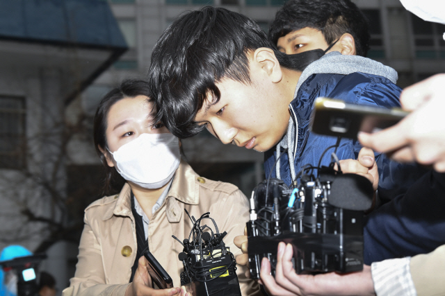 ‘박사방’의 공동 운영자로 알려진 ‘부따’ 강훈이 지난 4월 서울 종로경찰서에서 검찰로 송치되고 있다. /성형주기자