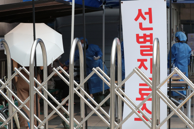 1일 오후 서울 도봉구 보건소 코로나19 선별진료소를 찾은 시민들이 검체 채취를 받기 위해 대기하고 있다./연합뉴스