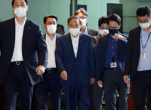 스가 요시히데(가운데) 일본 관방장관 /EPA연합뉴스