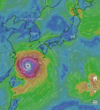날씨 앱 ‘윈디’의 태풍 예측 시뮬레이션. 마이삭이 지나간 뒤 ‘하이선’이 생성돼 일본을 관통, 동해상을 지나간다./윈디 캡처