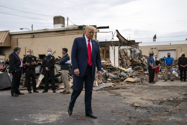 트럼프 대통령이 커노샤시의 파괴된 상점을 둘러보고 있다. /AP연합뉴스