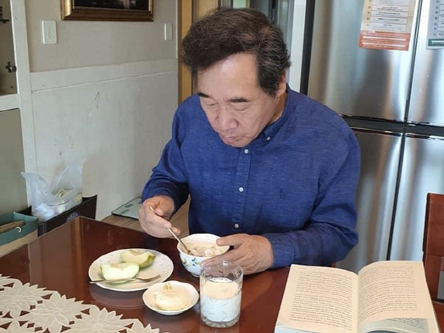 이낙연 더불어민주당 대표가 자가격리 기간이었던 지난달 23일 책을 읽으며 식사를 하고 있다./사진출처=이낙연 SNS